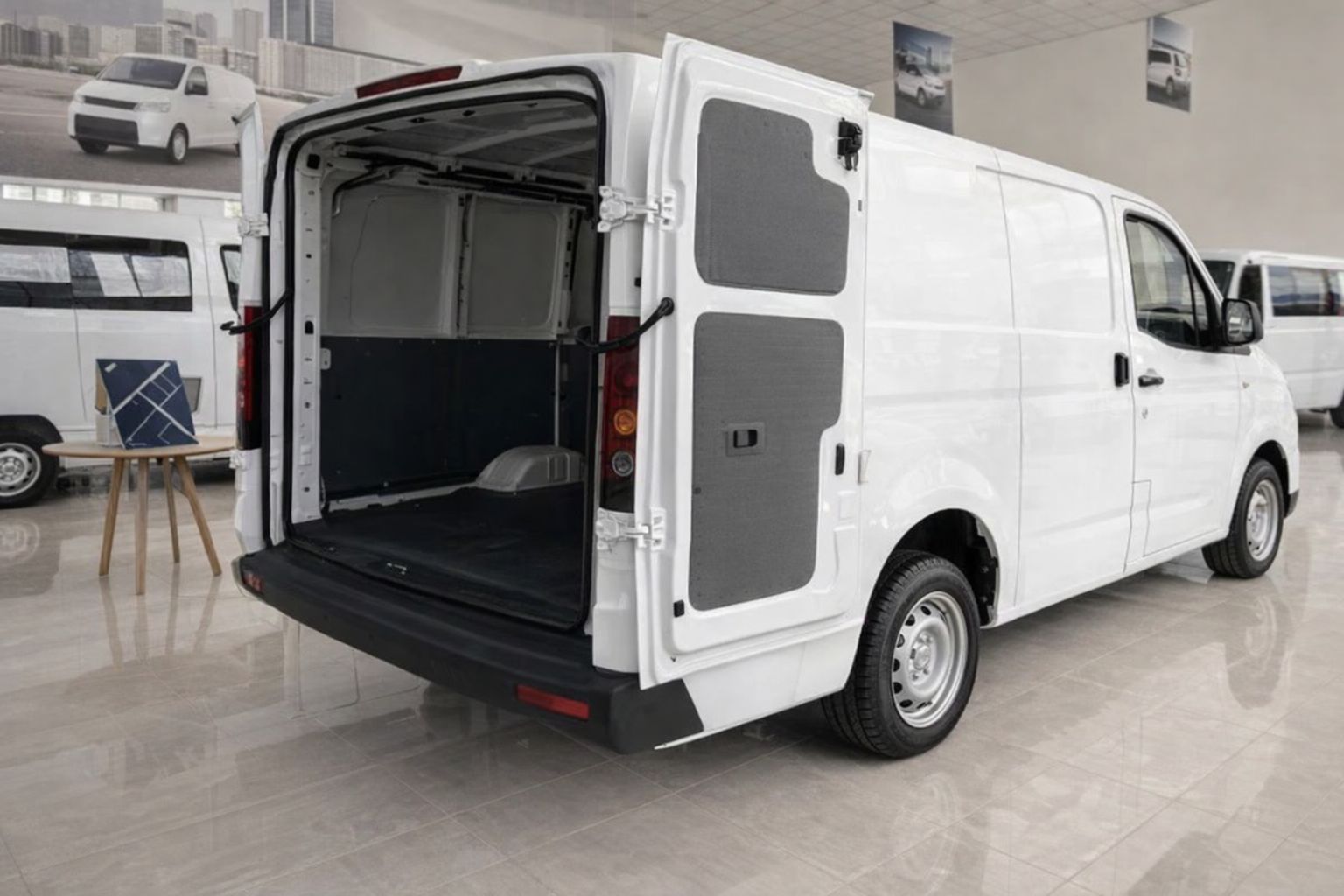 Baksidan av en vit skåpbil med öppna dörrar som visar det tomma lastutrymmet.